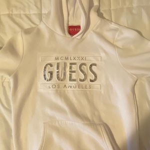 Guess sweater no stains clean good condition no holes or anything look brand new
